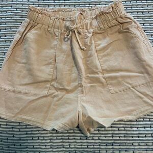 NWOT Cloth & Stone Evereve Cream Shorts
